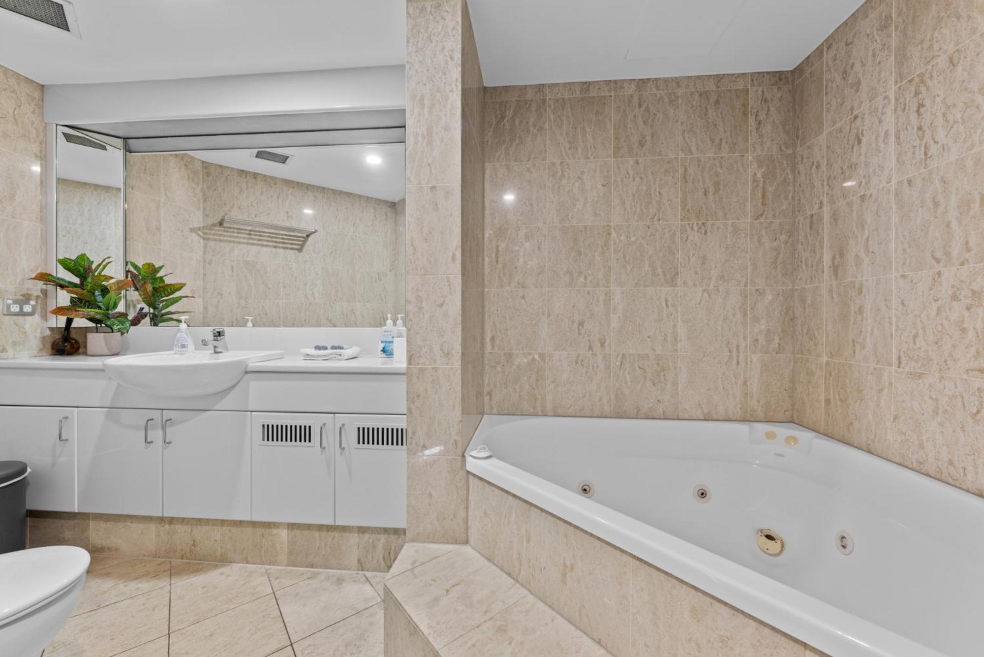 Апартаменты Lavish 3-Bed With Wraparound Balcony And Pool Брисбен Экстерьер фото