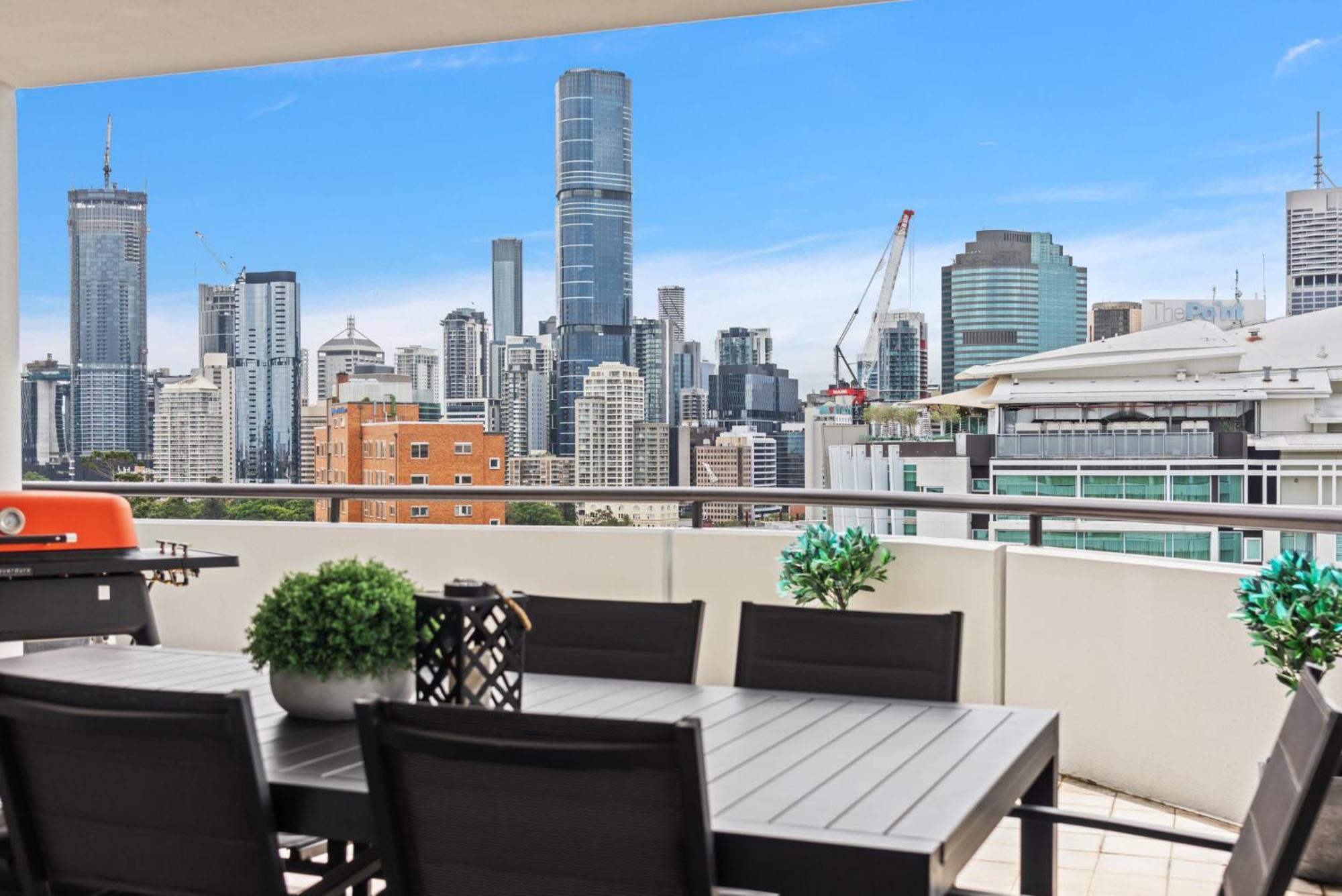 Апартаменты Lavish 3-Bed With Wraparound Balcony And Pool Брисбен Экстерьер фото