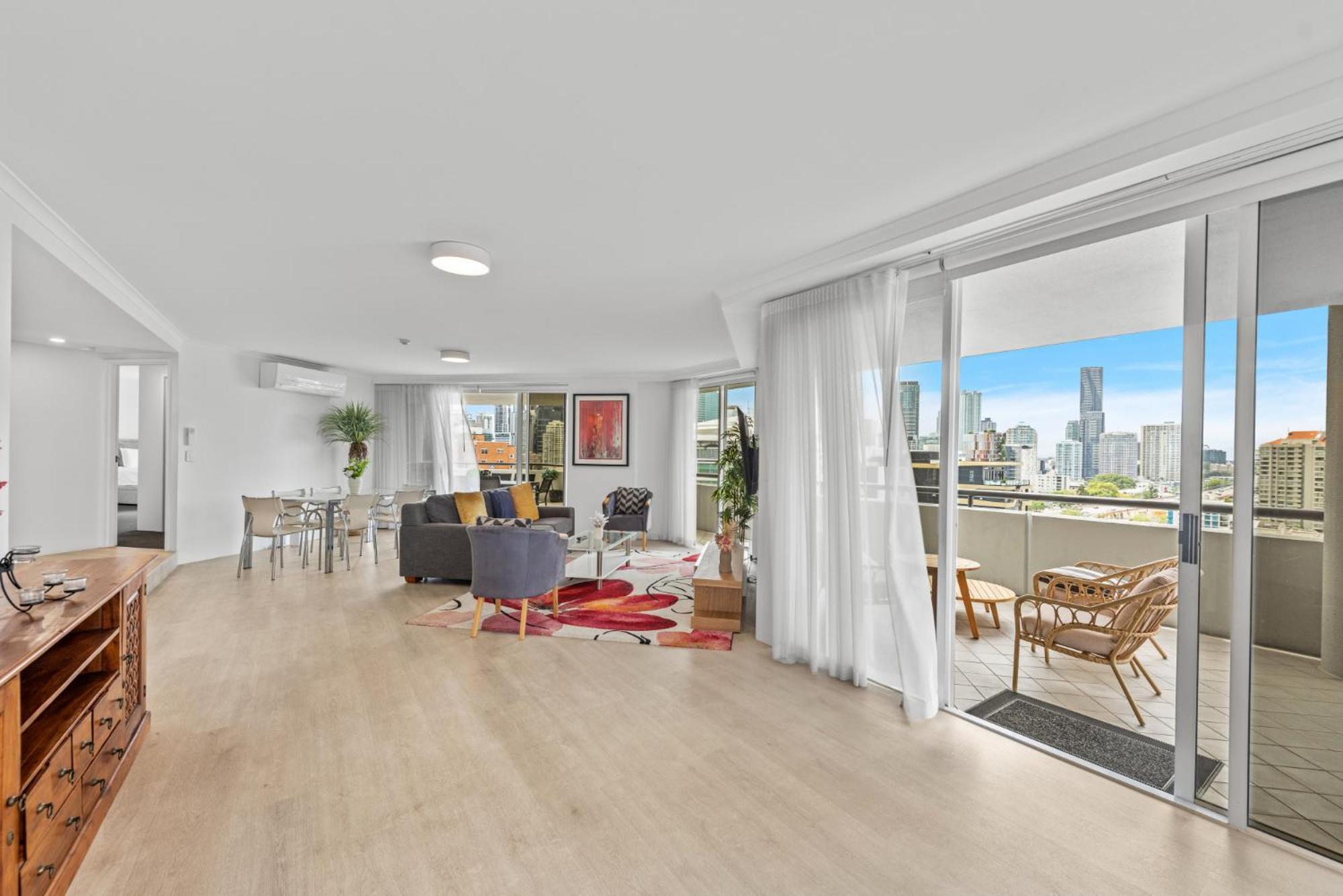Апартаменты Lavish 3-Bed With Wraparound Balcony And Pool Брисбен Экстерьер фото