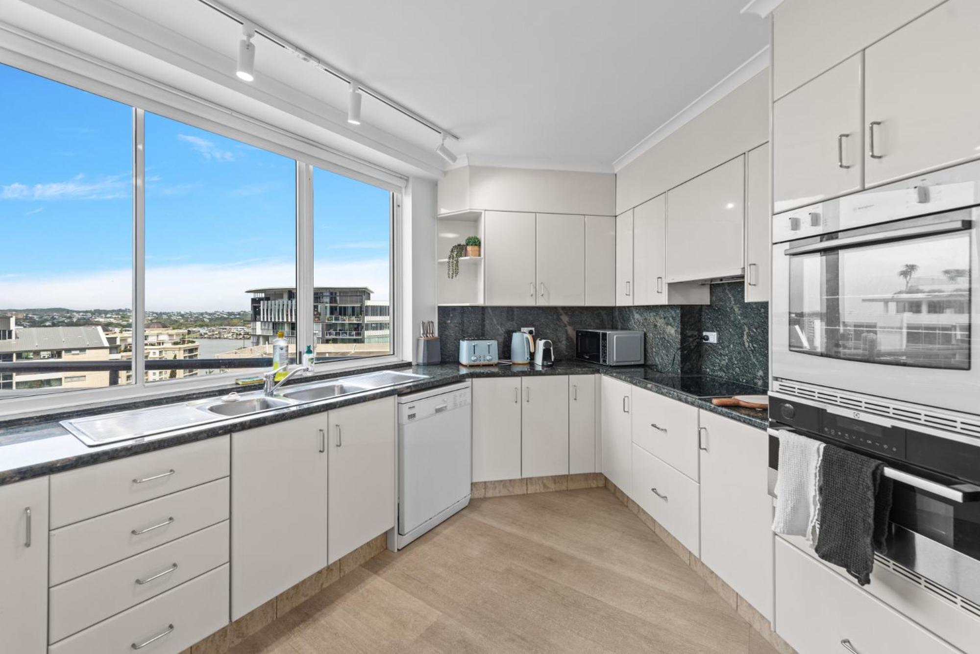 Апартаменты Lavish 3-Bed With Wraparound Balcony And Pool Брисбен Экстерьер фото