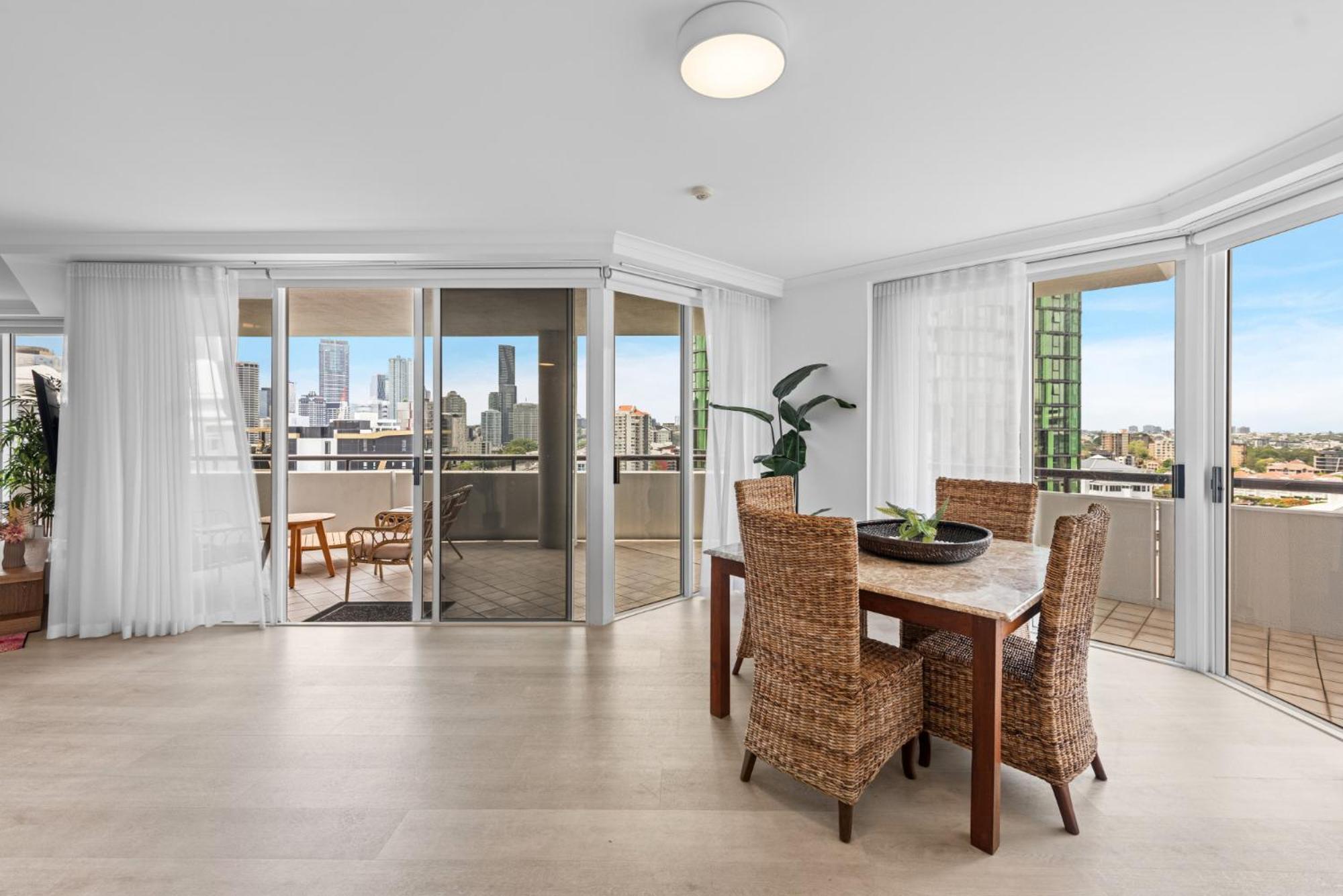 Апартаменты Lavish 3-Bed With Wraparound Balcony And Pool Брисбен Экстерьер фото